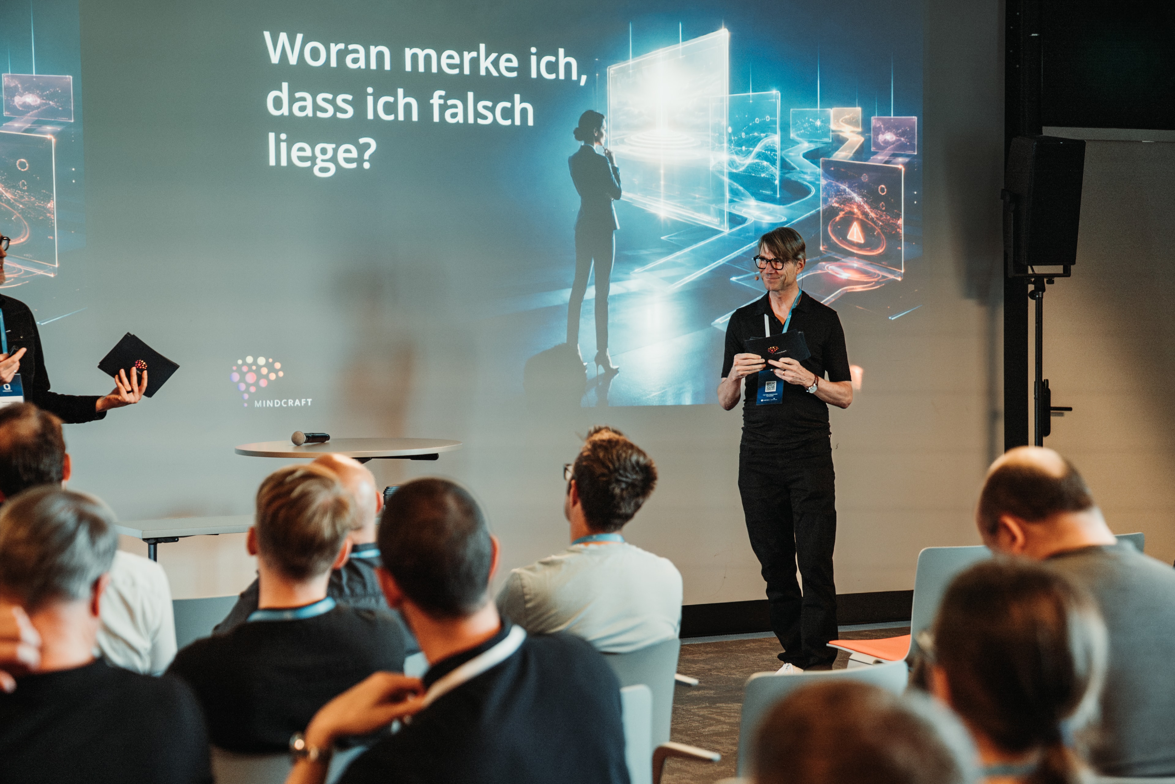 Tomislav und Eric halten eine Keynote vor Publikum